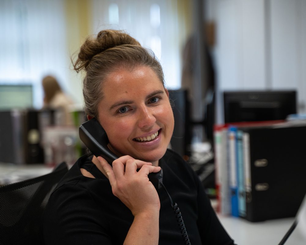 Mitarbeiterin der B3 Steuerberatungsgesellschaft am Telefon